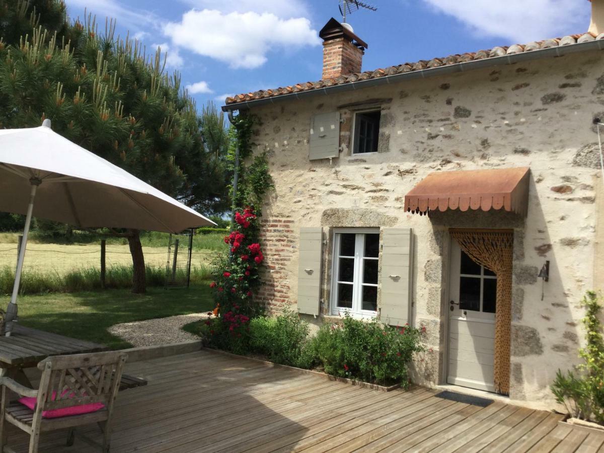 Bed and Breakfast Les Epis Du Vent Adilly Exterior foto