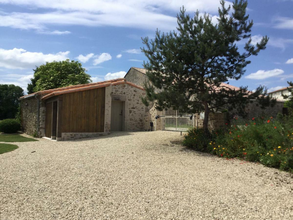 Bed and Breakfast Les Epis Du Vent Adilly Exterior foto